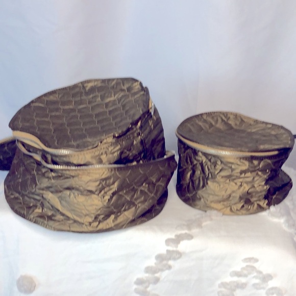 Bronze colored cosmetic set of 3 bags. Quilted pattern of round cosmetic cases. - Picture 5 of 8